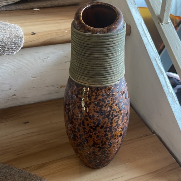 Beautiful leopard print vase with rope wrapped on top - Picture 2 of 2